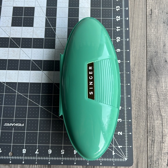 1960s Singer Sewing machine Button Attachment Case & buttonholers - Picture 5 of 8